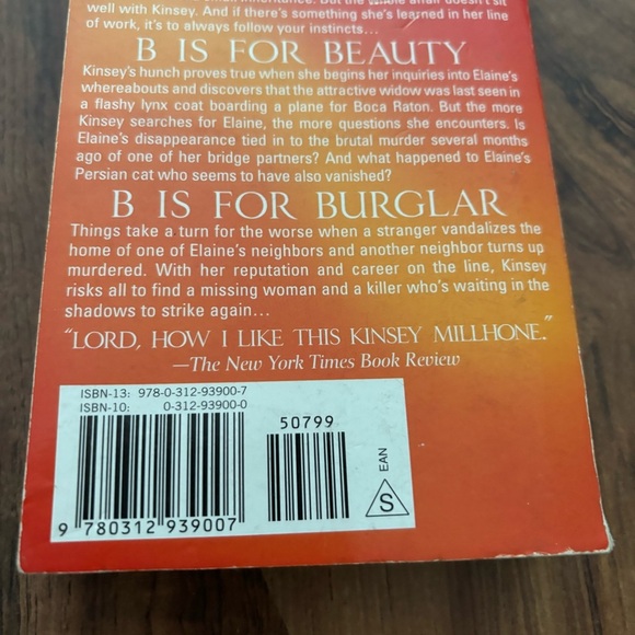 Sue Grafton Alphabet Book Series Bundle of 2 - Picture 10 of 11